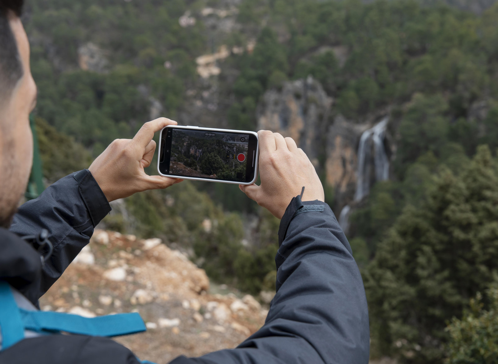 man-nature-taking-photos-with-mobile_result.jpg